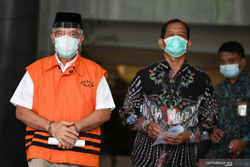 Mantan Bupati Banggai Laut Wenny Bukamo divonis 4,5 tahun penjara
