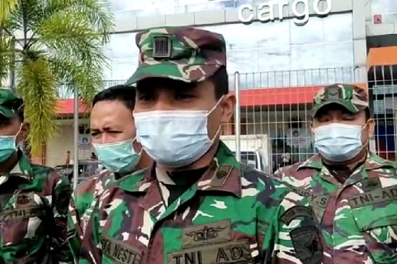 Jenazah Serda TNI Ambrosius Apri korban OTK Maybrat tiba di Bandara Supadio