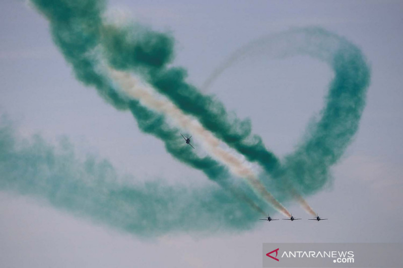Atraksi aerobatik Tim Saudi Hawks pada ajang Athens Flying Week