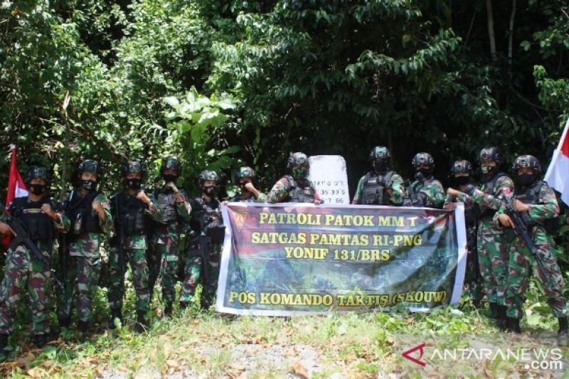Satgas TNI patroli patok batas wilayah Skouw di perbatasan RI-PNG