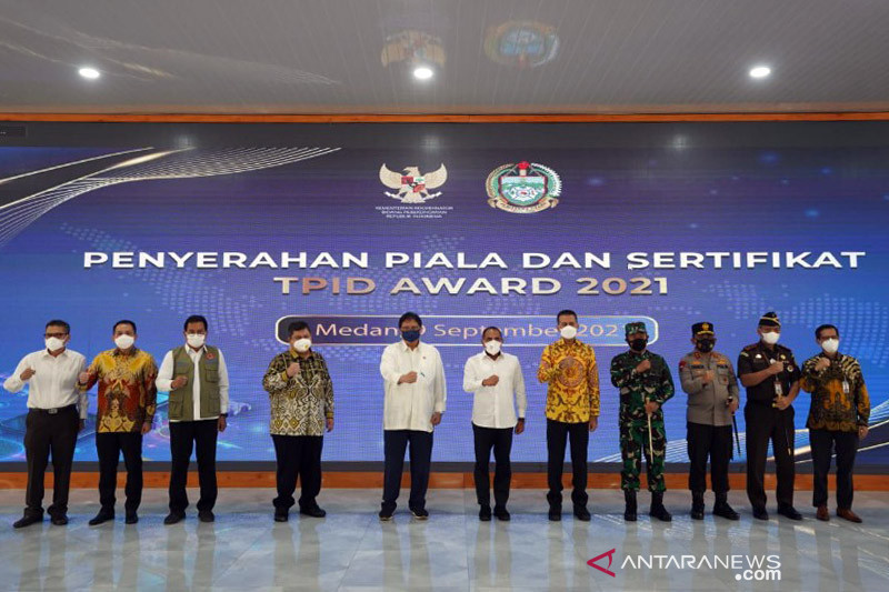 Menko Perekonomian serahkan TPID Award untuk Pemprov Sumut