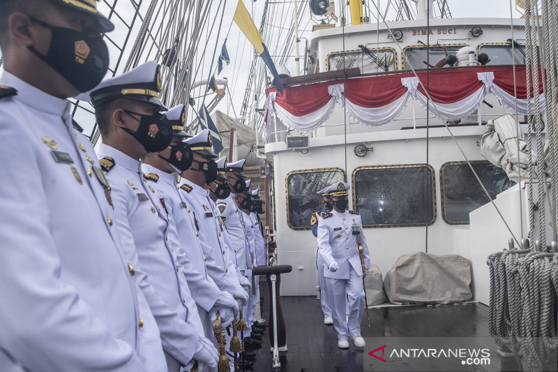 Upacara HUT Ke-76 TNI AL di KRI Bima Suci