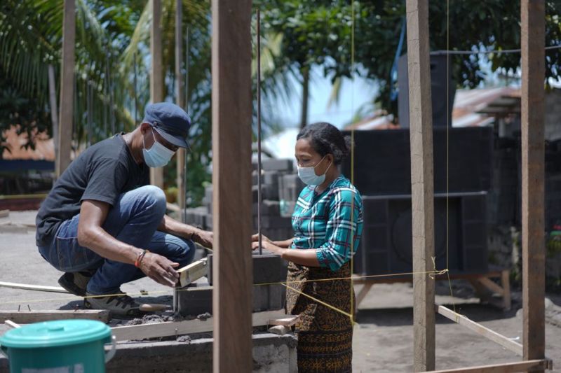 PLN manfaatkan sisa abu PLTU sebagai bata bedah rumah warga Ende NTT
