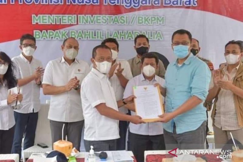 Menteri Bahlil menyerahkan SK pemutusan kontrak GTI kepada Gubernur NTB