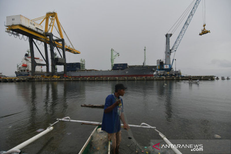 Aktivitas Bongkar Muat di Pelabuhan Pantoloa