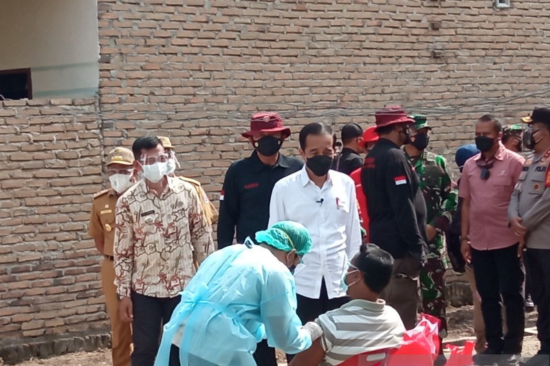 Presiden Joko Widodo tinjau vaksinasi COVID-19 di Deliserdang