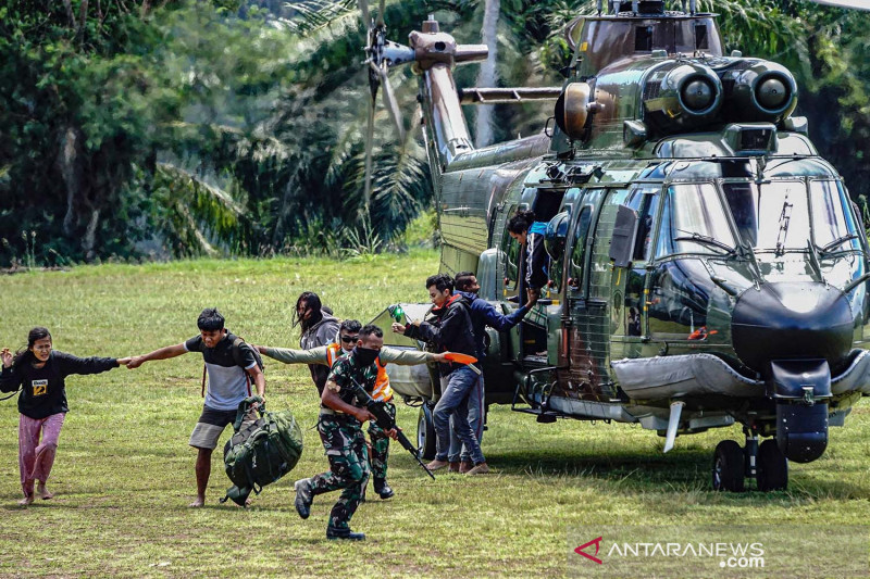Evakuasi nakes korban penyerangan KKB di Pegunungan Bintang
