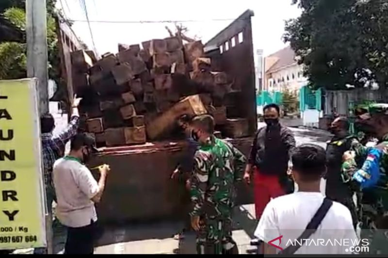 Truk pengangkut kayu ilegal dari Sumbawa diamankan di jalan raya Labuhan Lombok-Pringgabaya