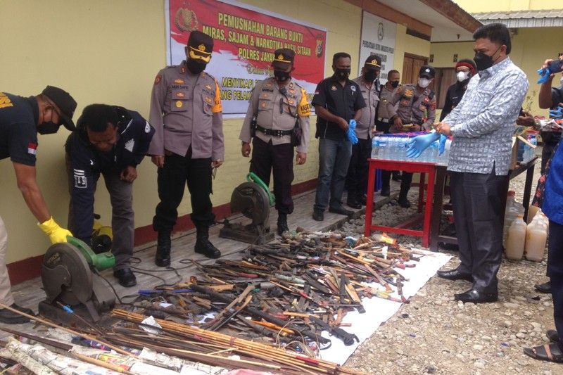 Polres Jayawijaya musnakan 849 senjata tajam sitaan