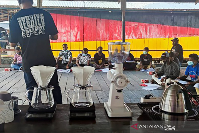 Komunitas D2WNG bantu perlengkapan kedai kopi bagi Pemuda Yoboi