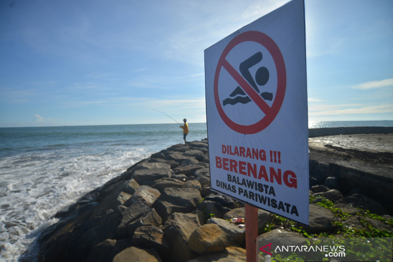 Larangan berenang di Pantai Padang