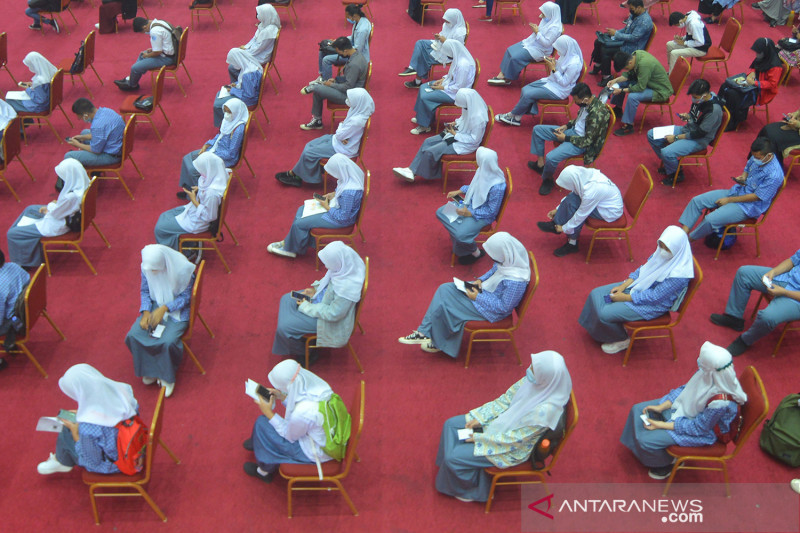 Vaksinasi COVID-19 Merdeka Serentak di Padang
