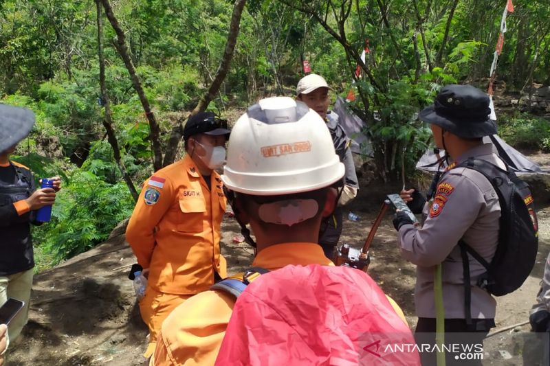 Personel Brimob diterjunkan untuk cari pendaki hilang di Gunung Guntur