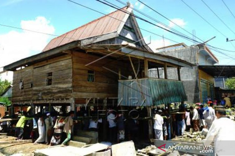 Tradisi Memindahkan Rumah Panggung Bugis