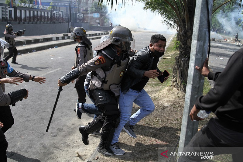 BENTROK MAHASISWA DENGAN KEPOLISIAN DI KENDARI