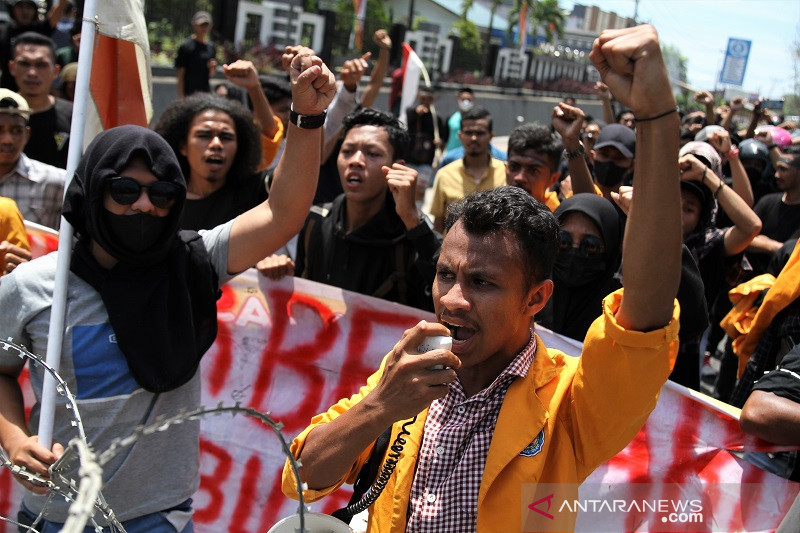 BENTROK MAHASISWA DENGAN KEPOLISIAN DI KENDARI