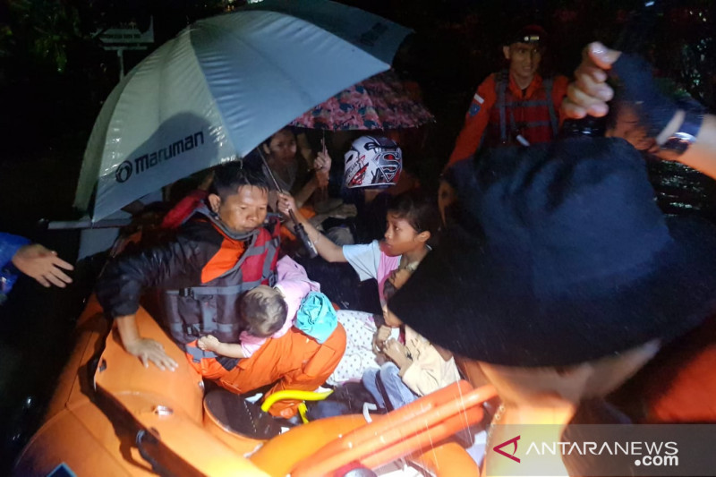 BPBD Padang evakuasi ratusan warga dari sejumlah lokasi banjir
