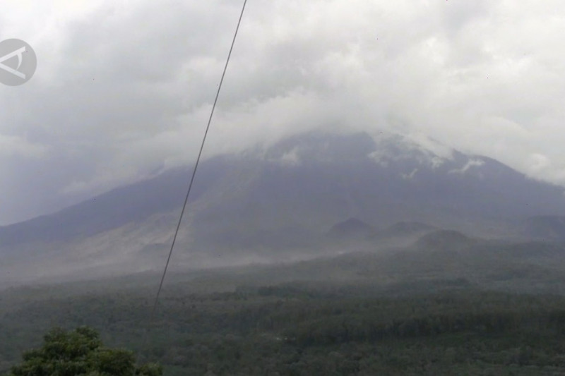 Gunung Semeru luncurkan 6 kali lava pijar