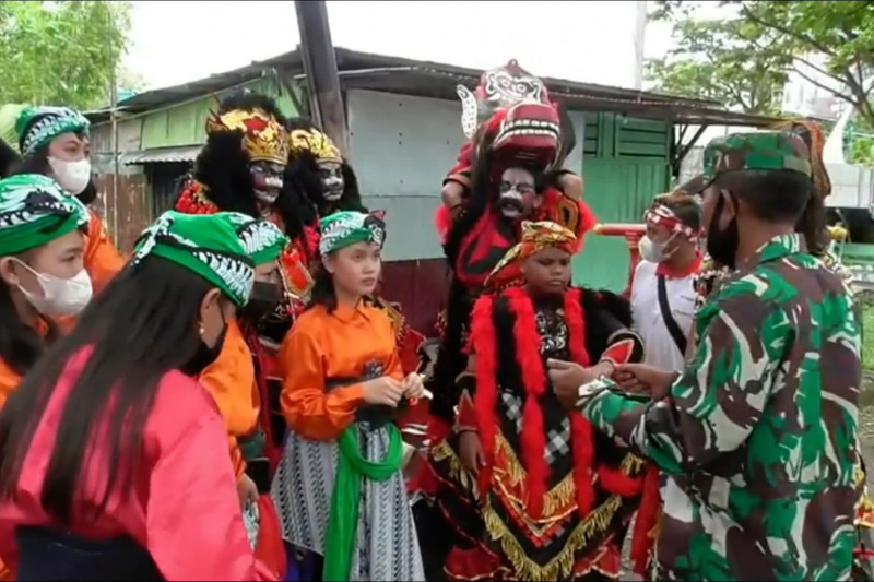 Galang dana korban banjir Kalteng lewat seni kuda lumping