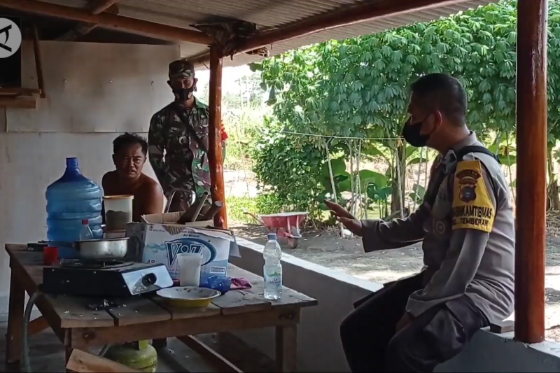 Aksi dua sejoli jemput warga di kebun untuk vaksinasi