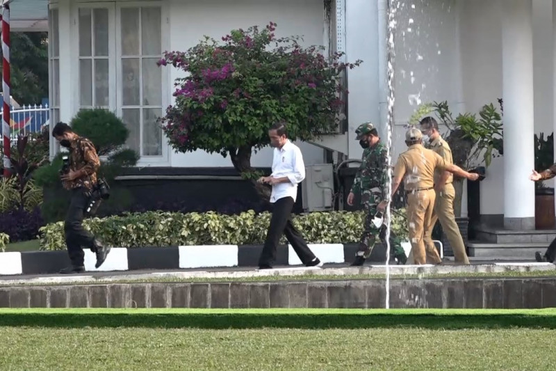 Presiden pimpin rapat penanganan COVID-19 di Rumdis Gubernur Sumut