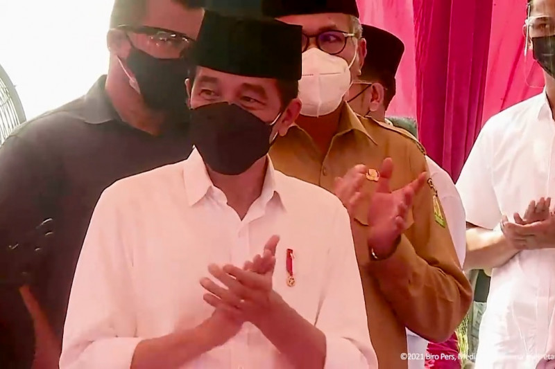 Tinjau vaksinasi santri, Presiden harap PTM segera digelar