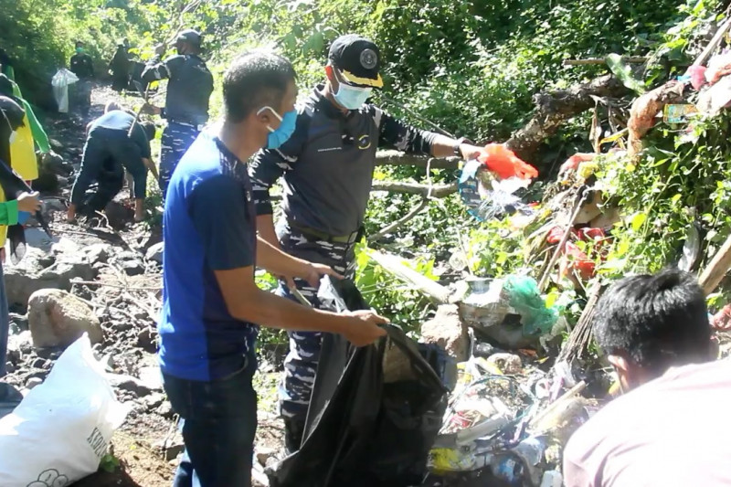 Lanal Ternate berkolaborasi bersihkan sampah Kali Tugu Rara