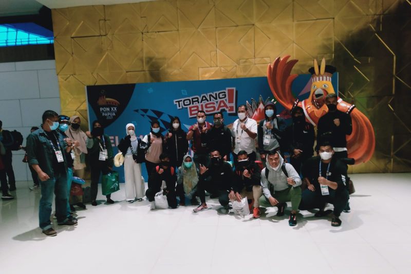 Dibekali rendang, atlet atletik Sumbar mendarat di Mimika