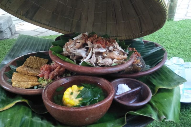 Desa Wisata Bonjeruk menyediakan kuliner “Nasi Ayam Merangkat”