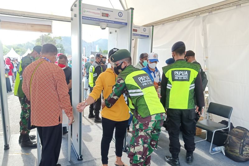Pengunjung upacara pembukaan lalui empat lapis pemeriksaan keamanan