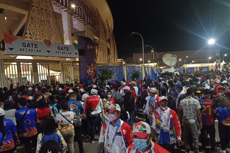 Pengunjung pembukaan PON Papua terus berdatangan hingga malam