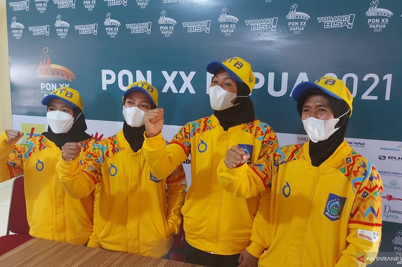 Regu putri panjat tebing NTB terima medali emas dari Menko PMK