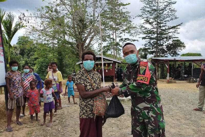 Satgas Pamtas TNI bagikan sembako bagi warga di perbatasan RI-PNG