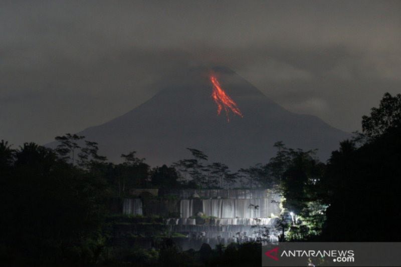 Gunung Merapi meluncurkan enam guguran lava pijar sejauh 1,5 km
