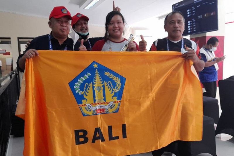 Lily persembahkan emas menembak bagi Bali