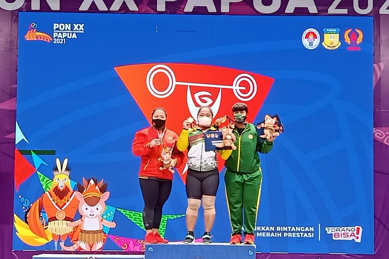 Lifter Riau Maharani persembahkan emas dan bukukan rekor baru