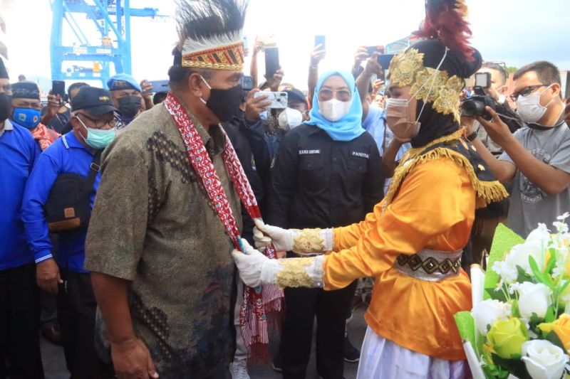 Kafilah Papua Barat tiba pertama kali di STQN Maluku Utara