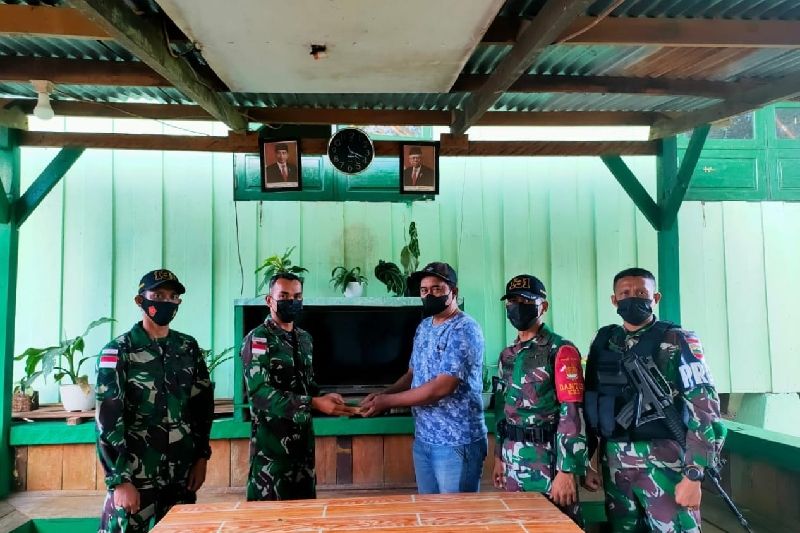 Warga perbatasan RI-PNG serahkan amunisi ke Satgas TNI Yonif 131