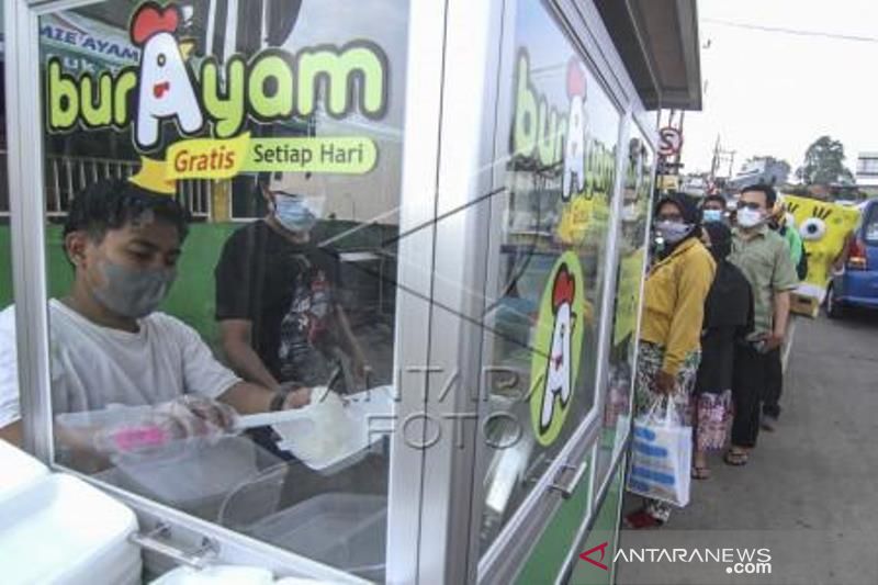 Berbagi Bubur Ayam Gratis