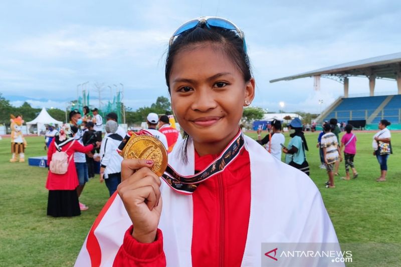 Diva Renata pecahkan rekor PON saat raih emas lompat galah putri