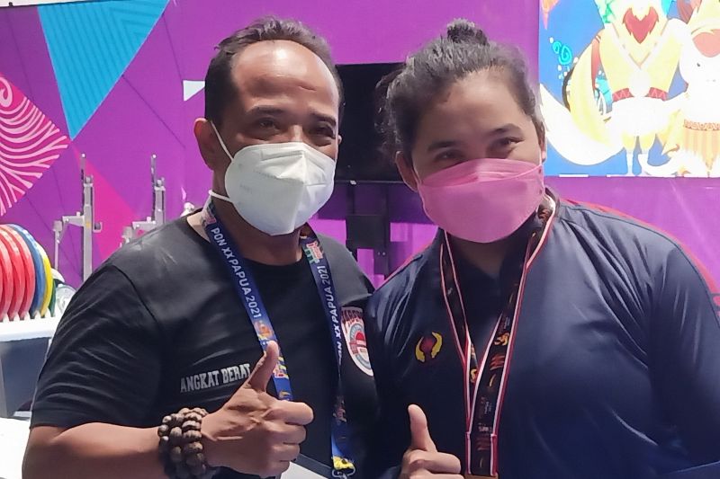 Maria Magdalena sumbang Jabar dengan emas angkat berat PON Papua