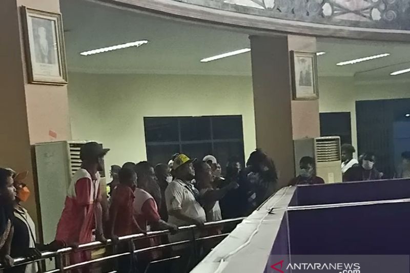 Gara-gara selisih bobot badan, atlet tuan rumah angkat berat mengamuk