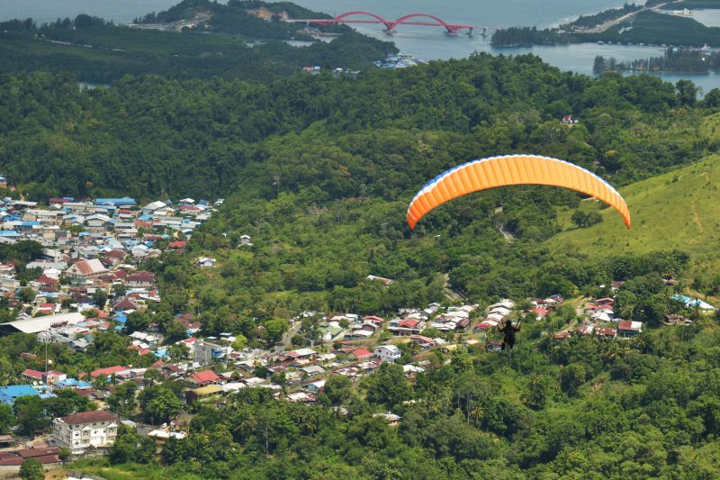 Paralayang itu mengasyikan dan perlu
