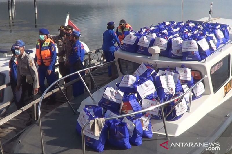 Polda Bali bagikan 100 paket sembako kepada warga Trunyan pascagempa