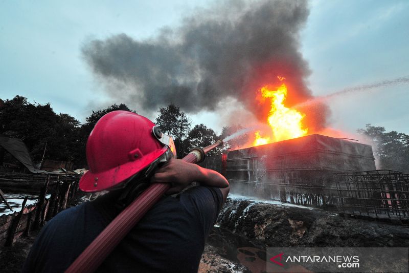 Kebakaran tempat penyulingan minyak mentah ilegal