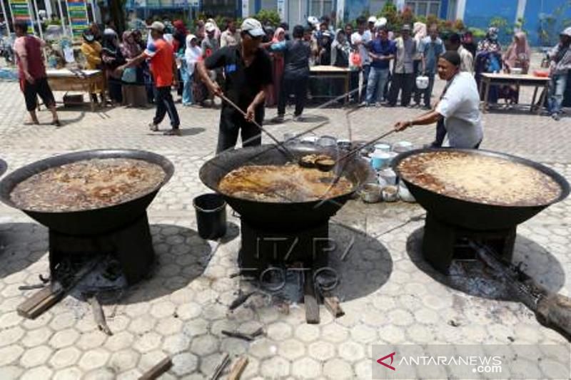 Memasak Kuah Beulangong Pada Tradisi Mulid