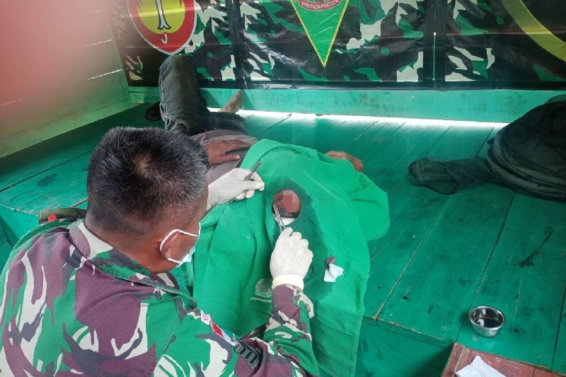 Satgas TNI Yonif 403 bantu obati luka robek warga di perbatasan RI-PNG