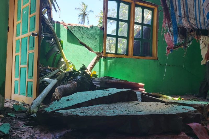 Angin kencang terjang pemukiman warga di Sinjai