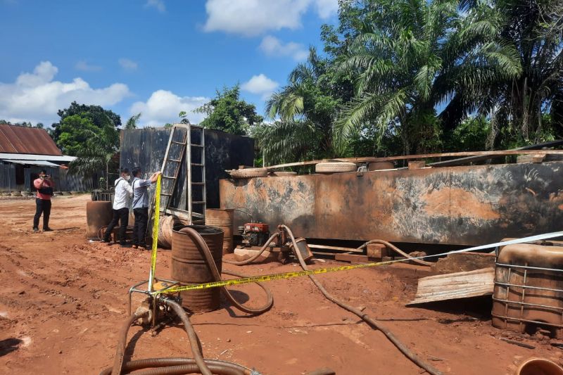 Tim gabungan menemukan gudang minyak oplosan di Kota Jambi