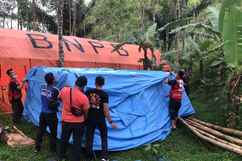 PMI mengungsikan korban pergerakan tanah di Cigulusur Sukabumi